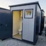 Sanitär-WC-Duschkabine mit Boiler und Kippfenster