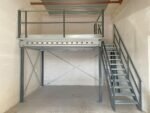 Mezzanine-Lagerplattform 10x10m| Belastbarkeit 500 kg/m² | mit Treppe, Geländer und Übergabepunkt - Image 2